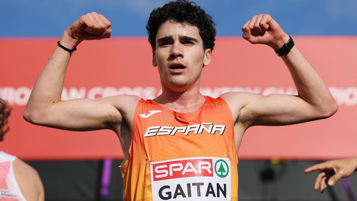 Óscar Gaitán festeja su plata.