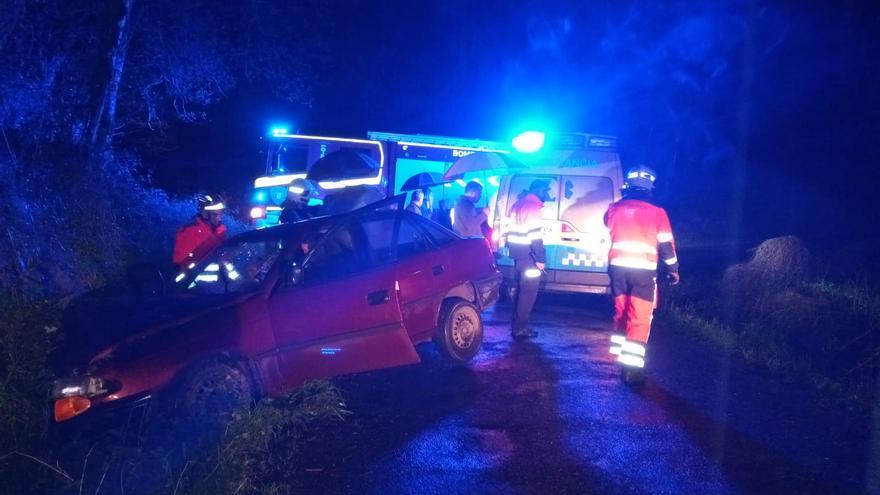 Dos heridos tras una salida de vía en Vila de Cruces