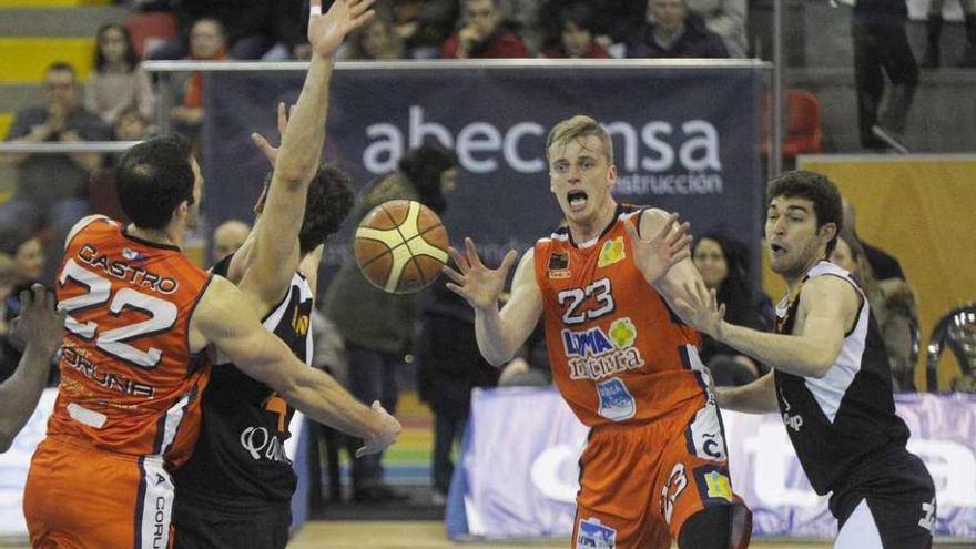 Castro pasa la pelota a Zyle en el partido del viernes contra el Breogán.