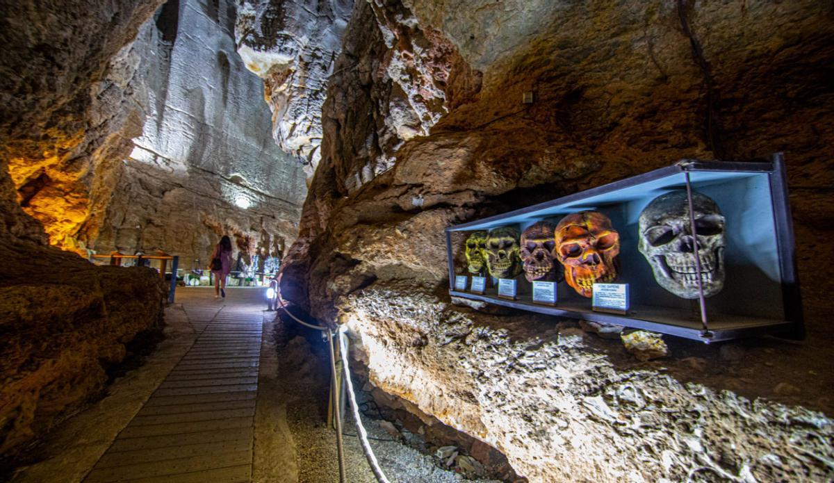 La cueva ha sido escenario de muchas leyendas locales, como la historia de los tesoros escondidos por los árabes y el origen de su nombre.