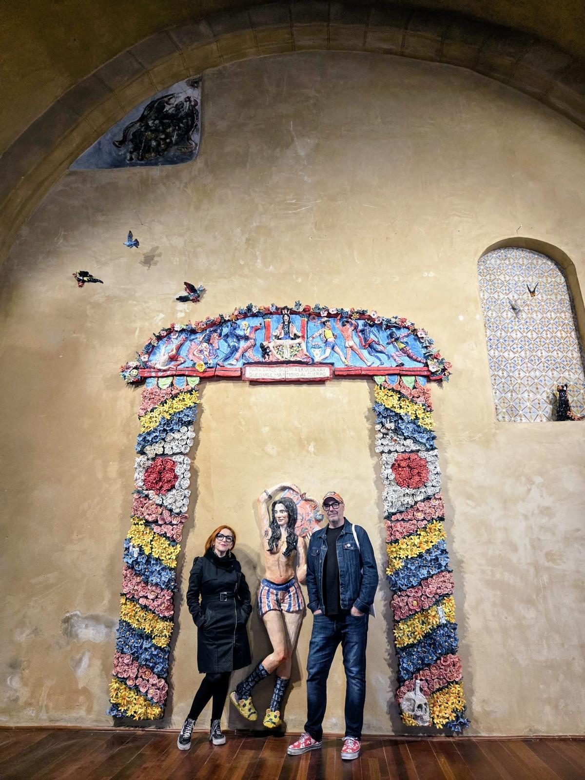 Marisol Torres con Julián Mesa, comisario de Arteria, junto a una de las obras de Jardín Pompeyano.