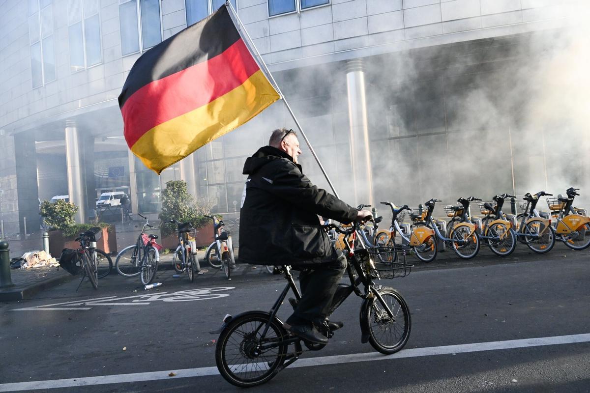Un agricultor circula en bicicleta con una bandera alemana en señal de protesta contra el pacto con Mercosur.