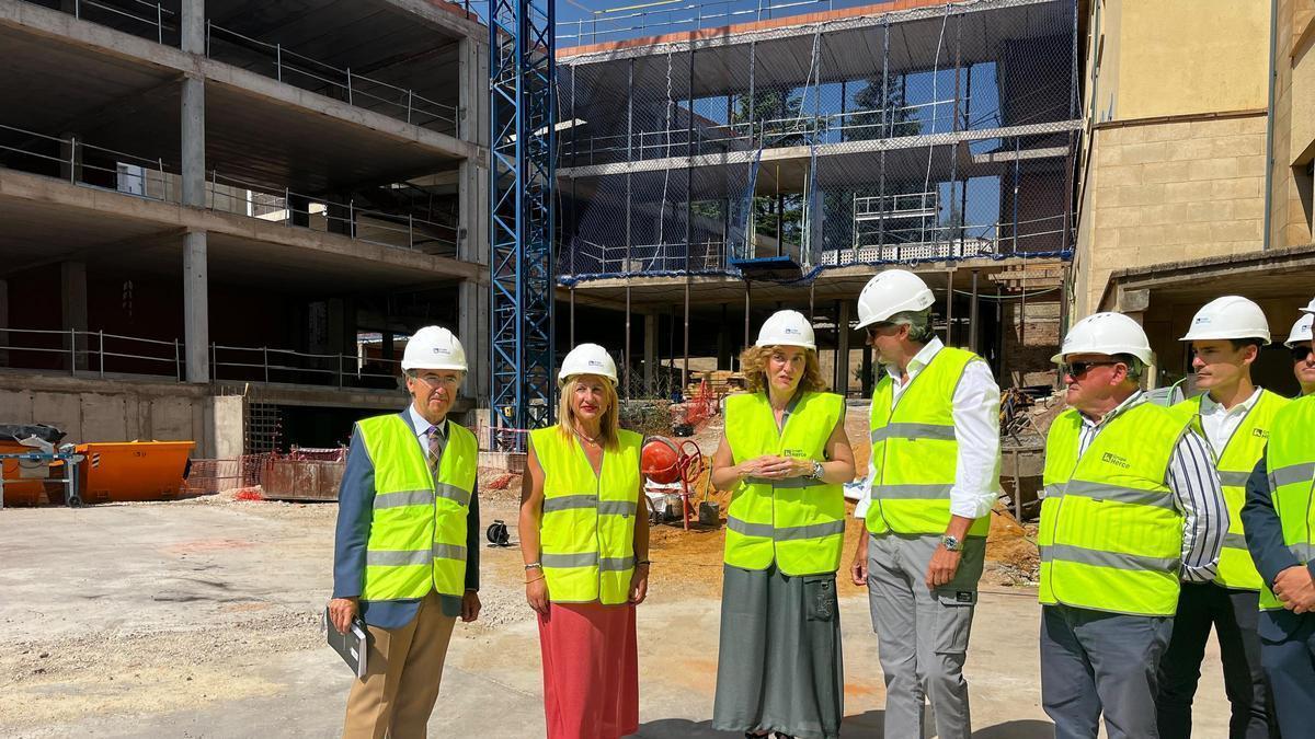 María Pardo, consejera de Educación (segunda por la izquierda) durante su visita a las obras en Soria.