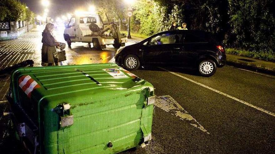 Una conductora choca contra una farola en la avenida del Botánico