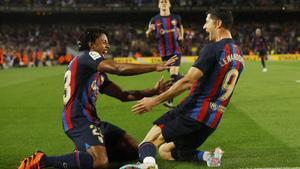 FC Barcelona v Real Betis Soccer Football - LaLiga - FC Barcelona v Real Betis - Camp Nou, Barcelona, Spain - April 29, 2023 FC Barcelonas Robert Lewandowski celebrates scoring their second goal with teammates REUTERS/Albert Gea