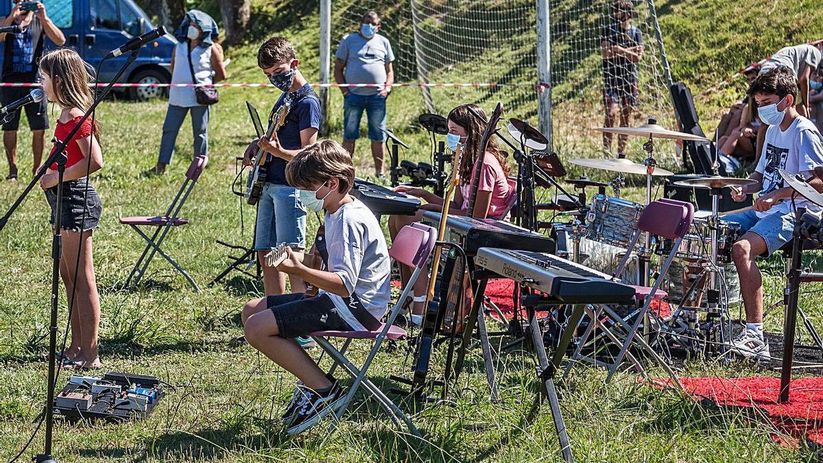 Uno de los grupos de Gain Over en conciertos de la escuela en Lourido.   | // PACO DICENTA 