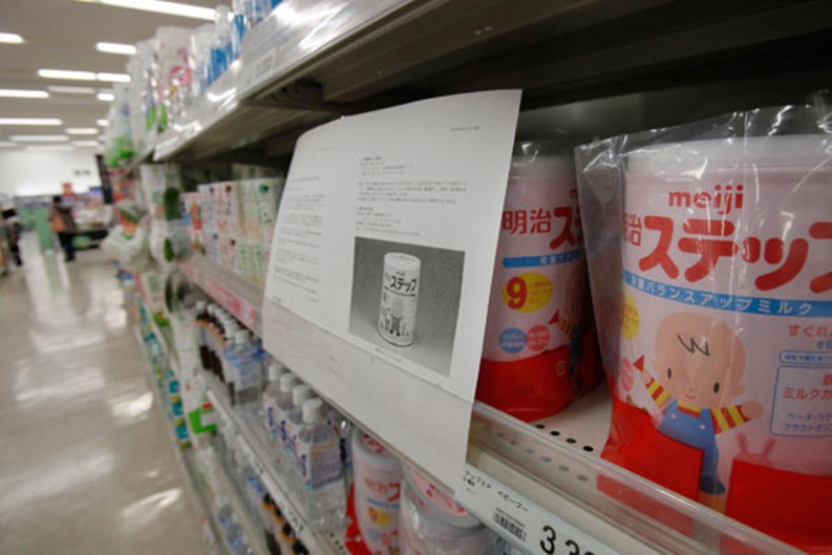 Un cartell en un supermercat de Tòquio (Japó) adverteix que els productes enviats al juliol i que caduquen abans de l’octubre del 2012 seran retirats a causa de la contaminació nuclear.