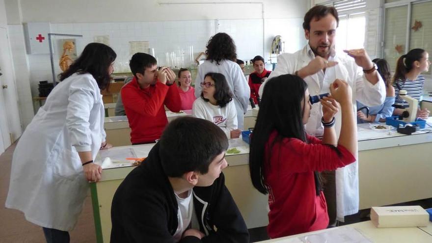 Alumnos de tercero y cuarto de Secundaria en el taller.