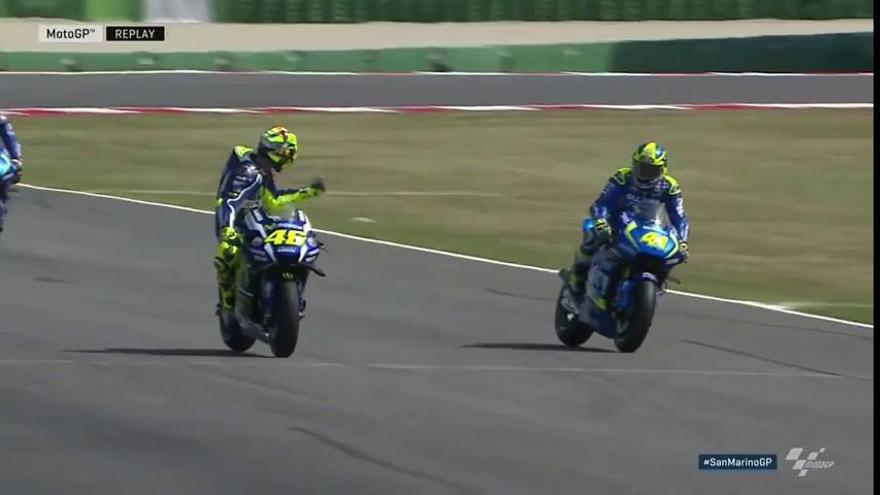 Valentino Rossi hace una peineta a Espargaró y se lleva un ZASCA