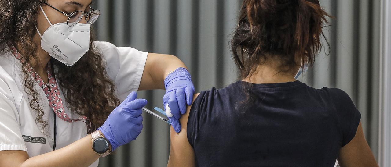Una joven recibe la vacuna contra el Covid-19 en el dispositivo puesto en marcha en la Ciutat de les Arts i les Ciències de Valencia, a 28 de julio de 2021, en Valencia, Comunidad Valenciana, (España).
