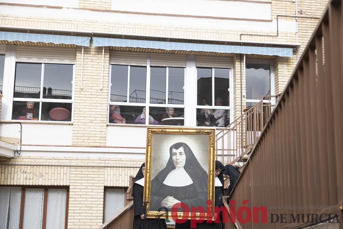 Así ha sido el traslado del cuatro y la reliquia de Santa Teresa de Jornet desde el Asilo hasta la Parroquia de la Concepción en Caravaca