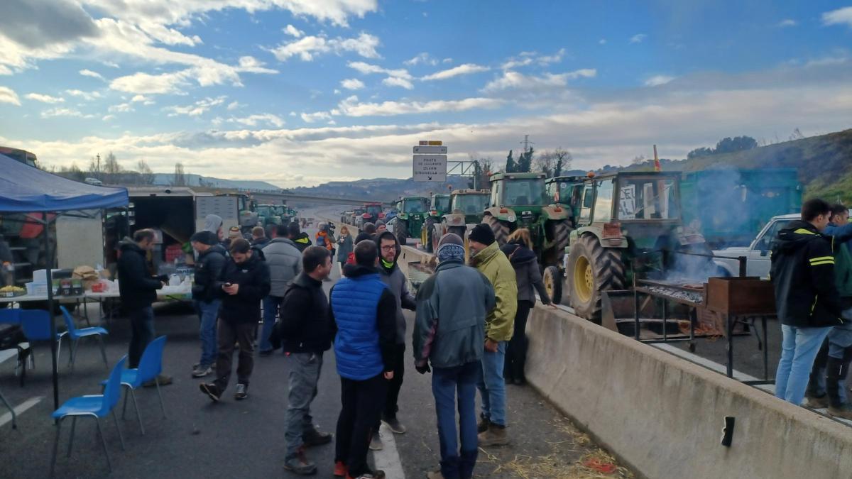 Tractors i pagesos al tall de la C-16, a Olvan, aquest divendres al matí