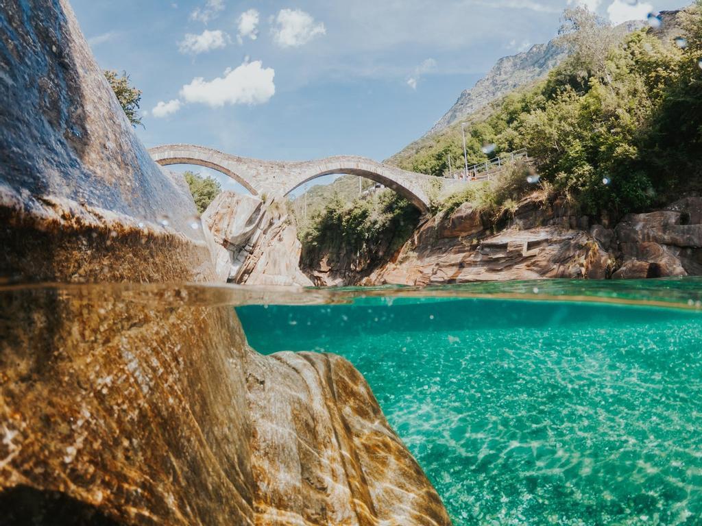 Las transparentes aguas del río Verzasca