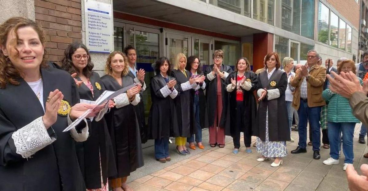 Asistentes a la concentración delante de los Juzgados de Avilés. | M. M.