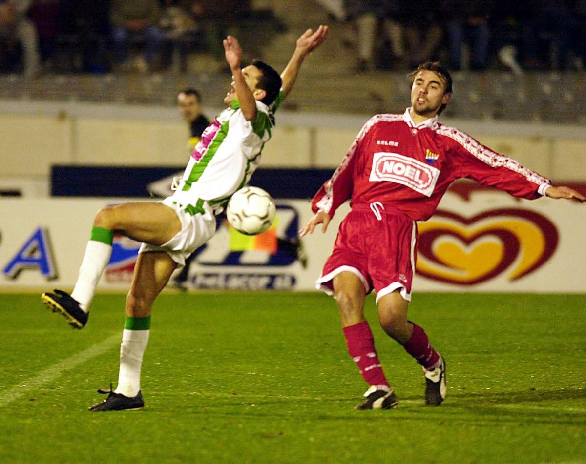 Salas, en acció al camp del Còrdova en l'anada dels quarts de final de Copa del 2002