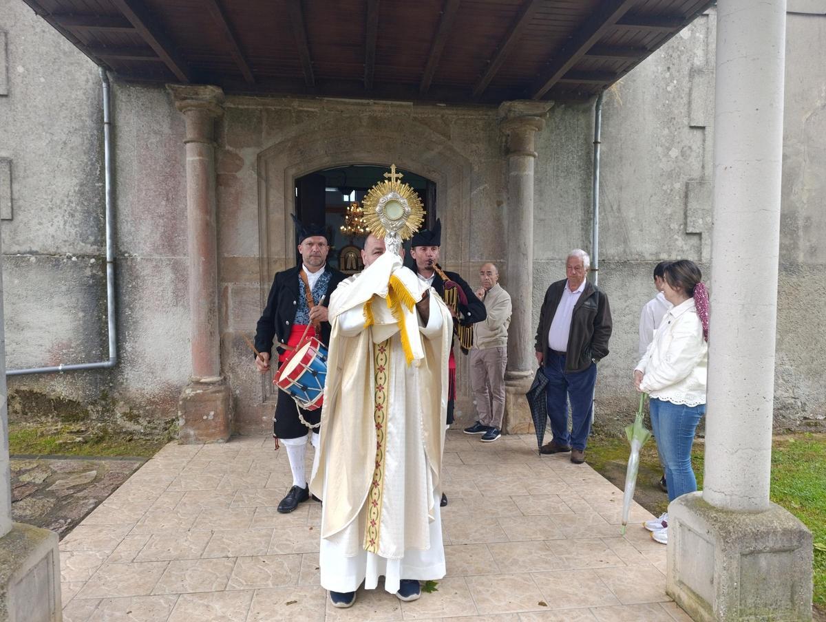 La lluvia impide la procesión del Corpus de Feleches