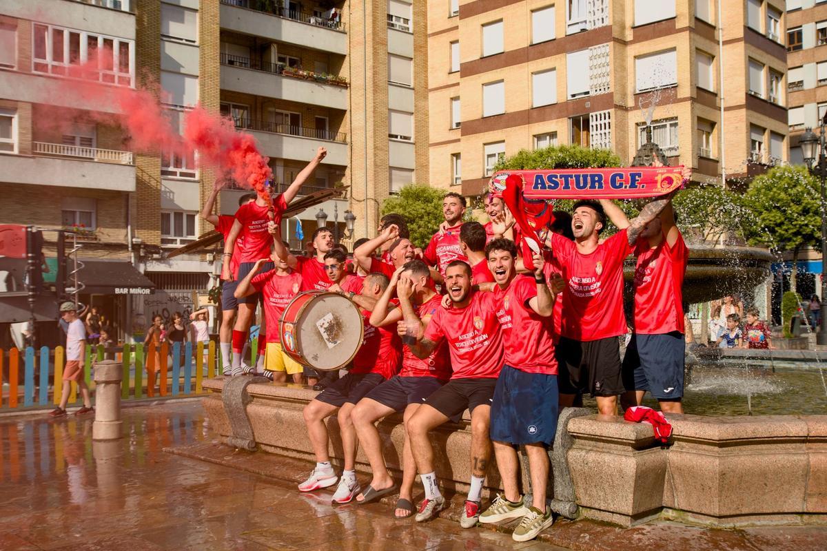 EN IMÁGENES: Así han celebrado Condal, Astur y Andés el ascenso a la Tercera Federación de Asturias