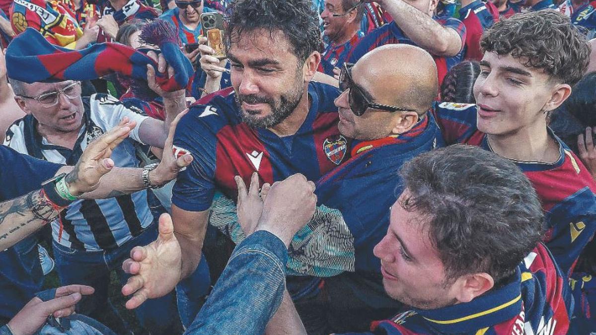Iborras celebra el ascenso sobre el césped de El Plantío