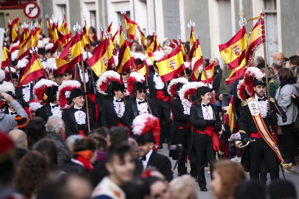 El desfile de La Entrada da la bienvenida a los Moros y Cristianos de Sax