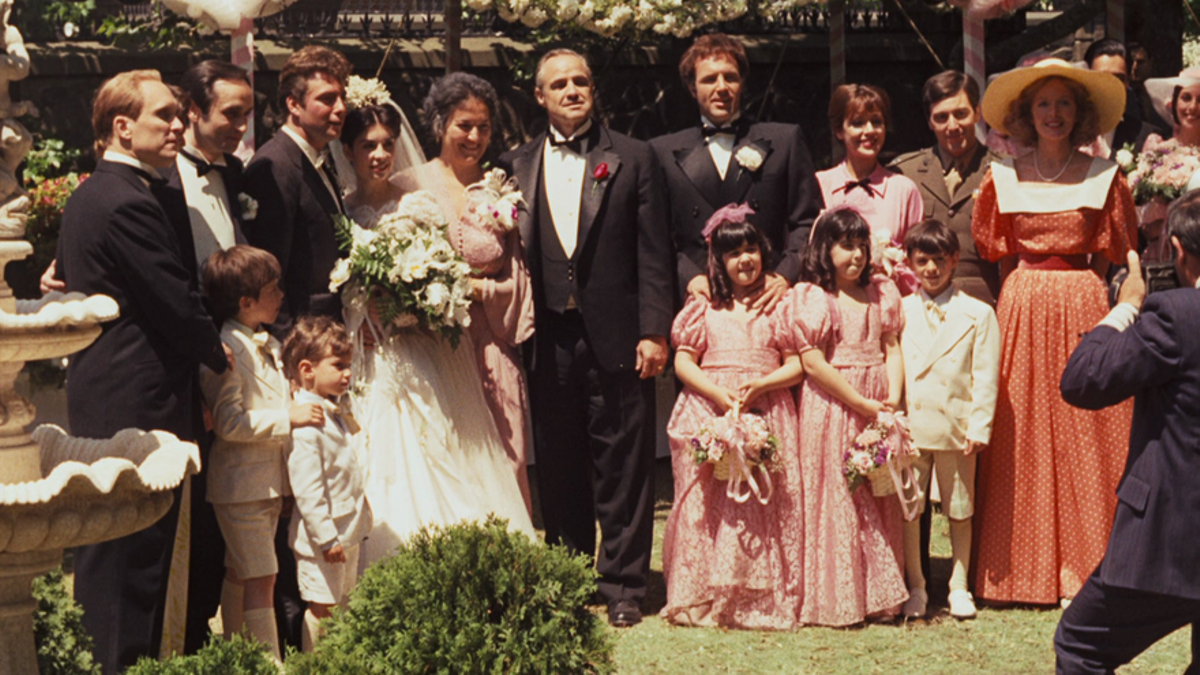 Foto de familia de los Corleone en 'El Padrino': de izquierda a derecha, Tom Hagen (Robert Duvall), Frodo Corleone (John Cazale), Carlo Rizzi (Gianni Russo), Connie Corleone (Talia Shire), Carmella Corleone (Morgana King), Vito Corleone (Marlon Brando), Sonny Corleone (James Caan), Sandra Corleone (Julie Gregg), Michael Corleone (Al Pacino) y Kay Adams (Diane Keaton).