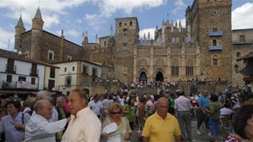 Miles de peregrinos acuden a Guadalupe para estar con la patrona de Extremadura
