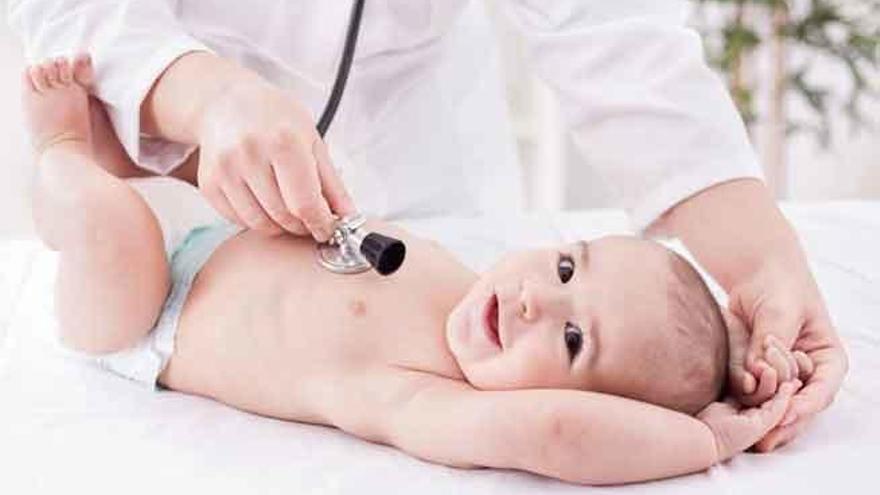 Un pediatra examina a un bebé.
