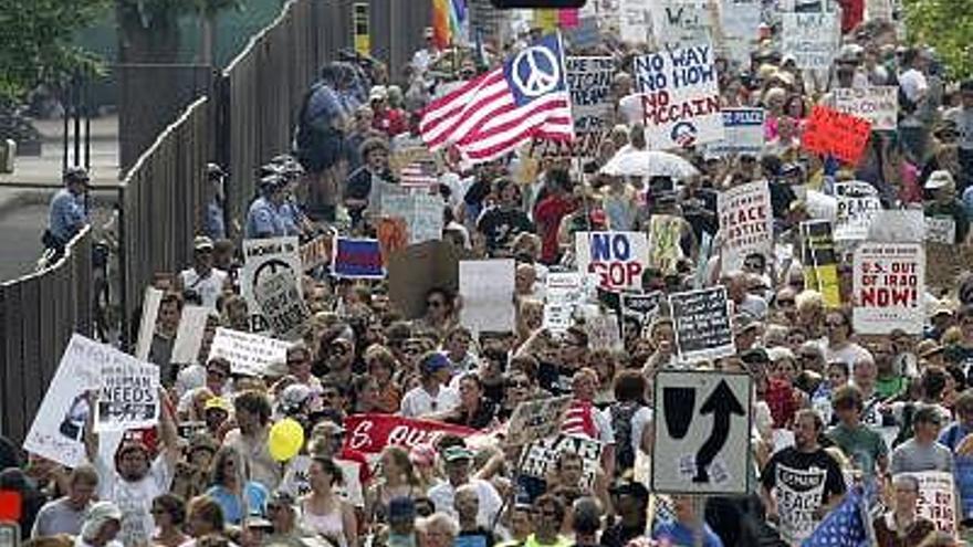 Miles de personas protestan contra la guerra de Irak