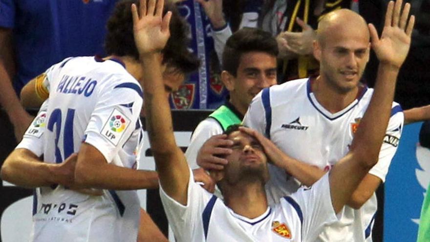 Los jugadores del Zaragoza celebran uno de los goles.