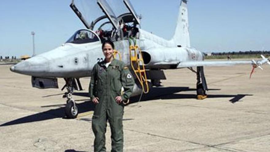 Una mujer supera por primera vez a los hombres en la escuela de pilotos de Talavera la Real