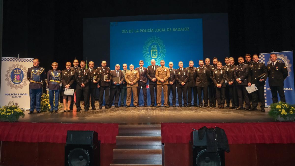 Foto de familia de los reconocidos por la Policía Local de Badajoz.