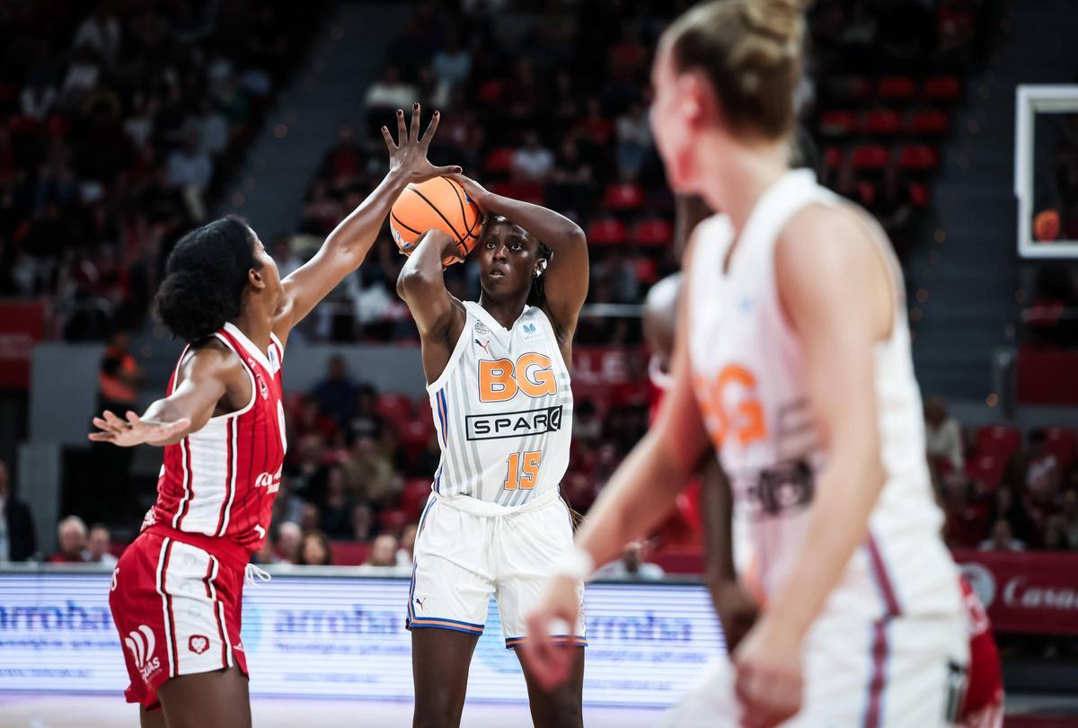 Laeticia Amihere prova de llançar a cistella