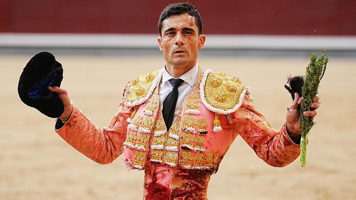 El diestro Paco Ureña tras la lidia del segundo de los de su lote, este domingo, en Madrid.