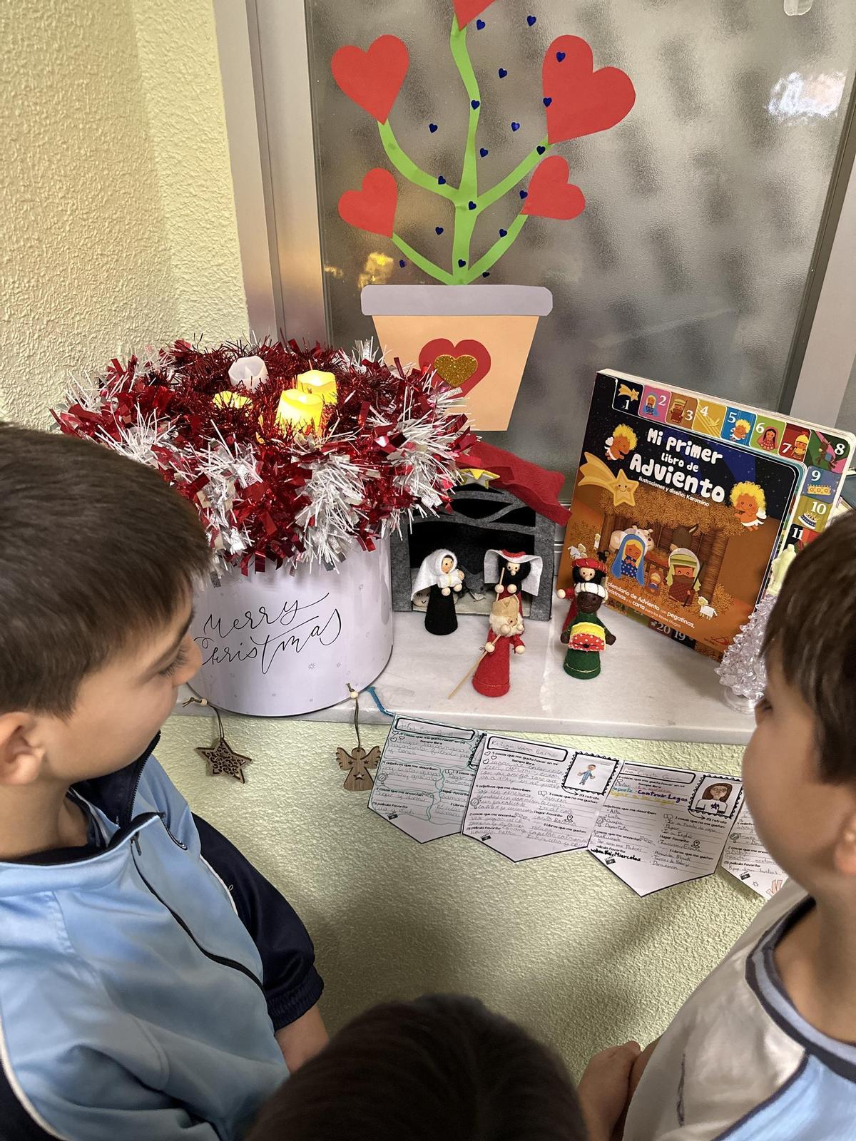 Dos alumnos del colegio Medalla Milagrosa observan la decoración navideña.