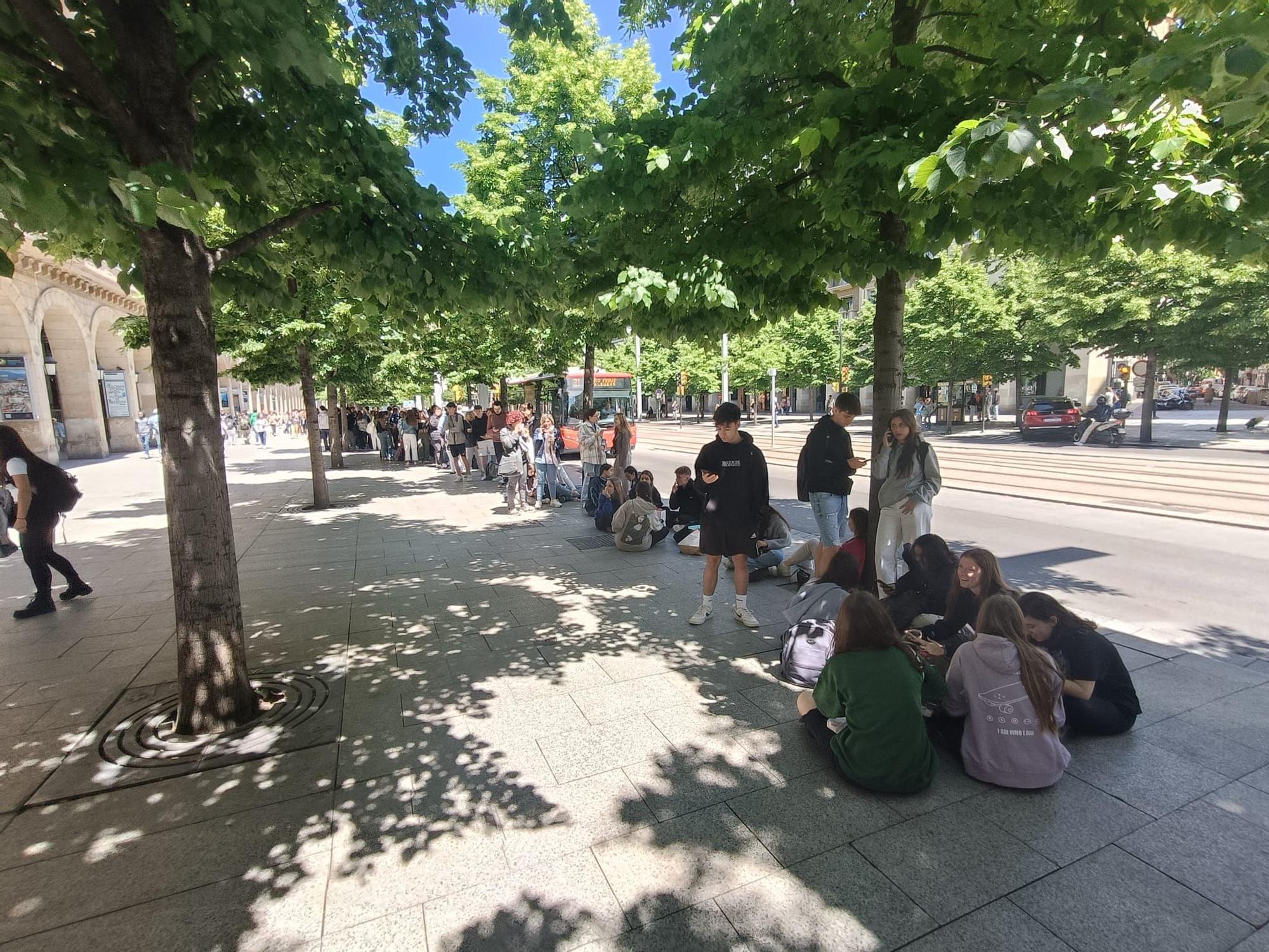 De calle Cádiz a plaza España: miles de jóvenes hacen fila para comprar las entradas de Espacio Zity en Zaragoza