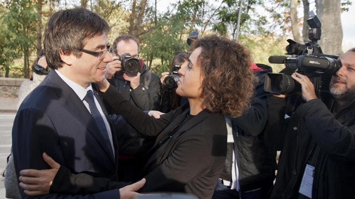 Dolors Montserrat y Carles Puigdemont se saludan antes de acceder al Congreso de la profesión médica en Catalunya.