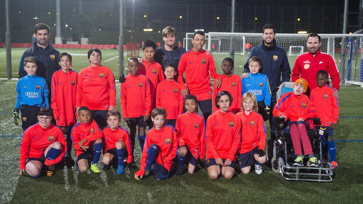 El Benjamín C del Barça, en el entrenamiento, con los chicos de la fundación Itinerarium