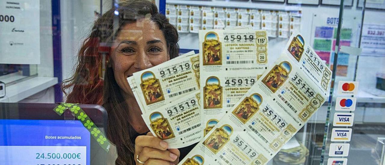 Isa Alonso, administradora de lotería, sostiene décimos acabados en 19.  RAFA ARJONES