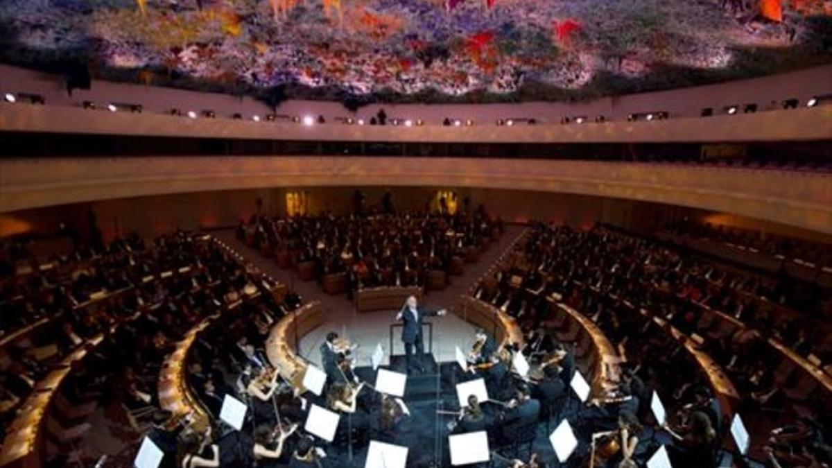 Barenboim, en pleno concierto, este sábado, bajo la bóveda de Barceló de la sede de la ONU.