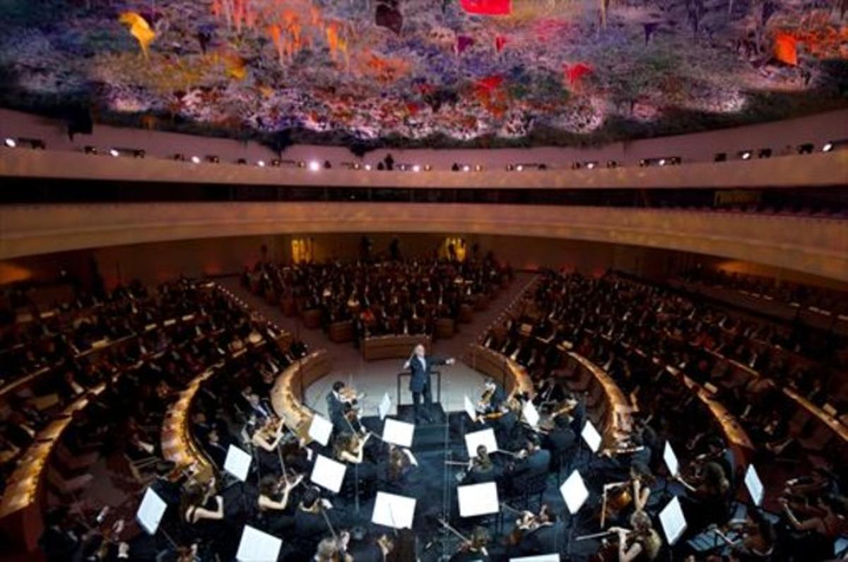 Música per la pau 8 Barenboim, en ple concert, ahir sota la volta de Barceló de la seu de l’ONU.