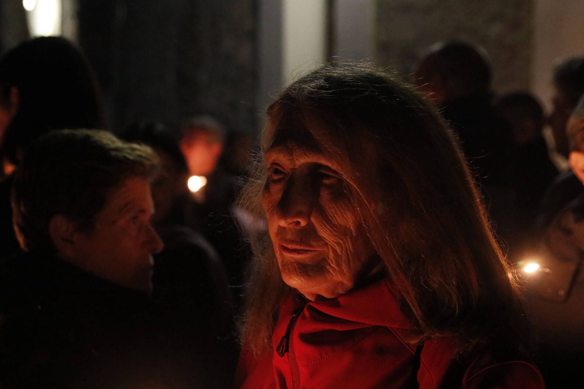 La procesión de las ánimas recorre el cementerio de San Atilano de Zamora con motivo de la noche de Difuntos y con la única iluminación de velas o faroles