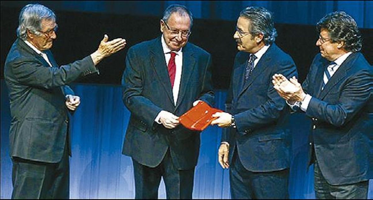 L’alcalde Xavier Trias entrega el premi a Josep Lluís Bonet (Fira) i Kim Faura (Telefónica Catalunya), davant del president de la Comissió Executiva del Grup Zeta, Juan Llopart.