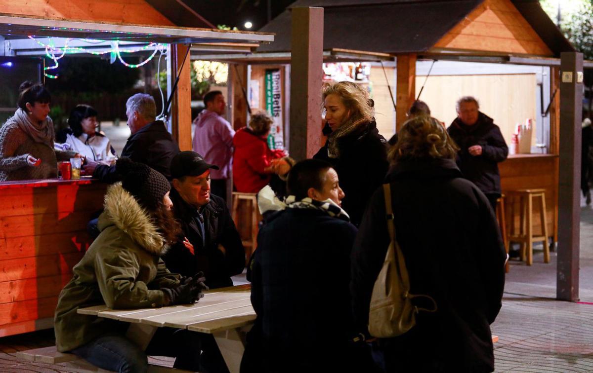 Un grupo de personas disfruta del ambiente navideño de las casetas de Sant Antoni.