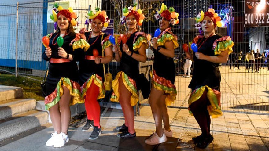 A la izquierda de estas líneas, la cola de acceso a la segunda parte de la pregala sin entrada. Sobre estas líneas, fotos del ambiente carnavalero del Santa Catalina durante la noche de ayer.