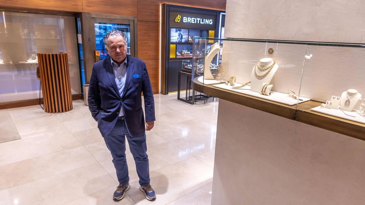 El joyero Chema Fernández, en su local de la Joyería Jael en la rúa Xeneral Pardiñas de Santiago.