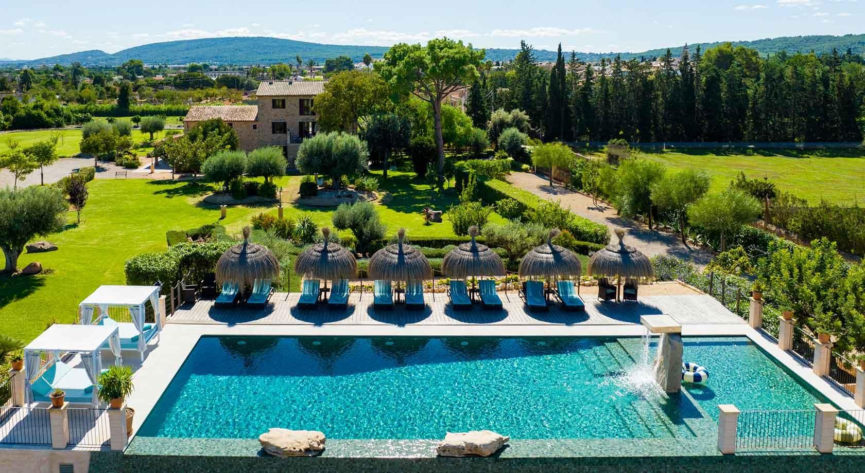 Esta espectacular piscina con vistas a la Tramuntana te enamorará al segundo de verla... o probarla