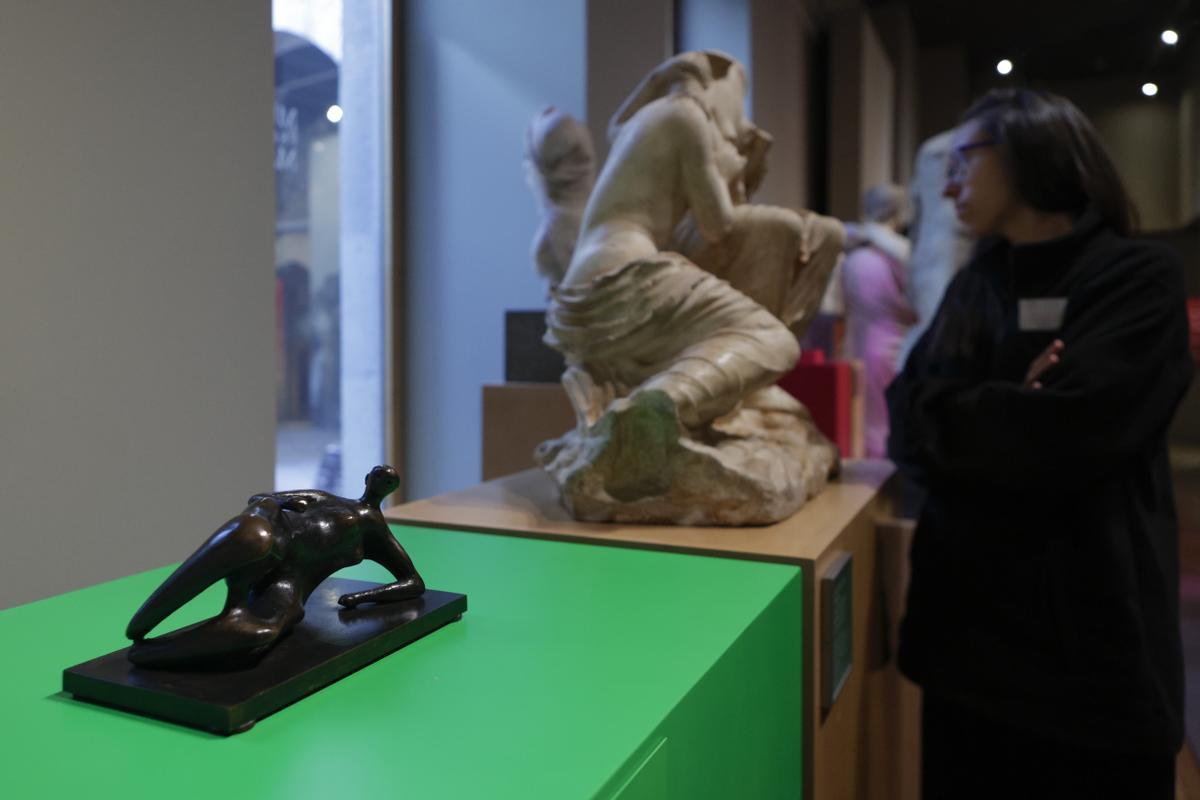 'Mujer reclinada', de Henry Moore, dialoga en 'Confluencias' con una una escultura de dos figuras femeninas del siglo II.