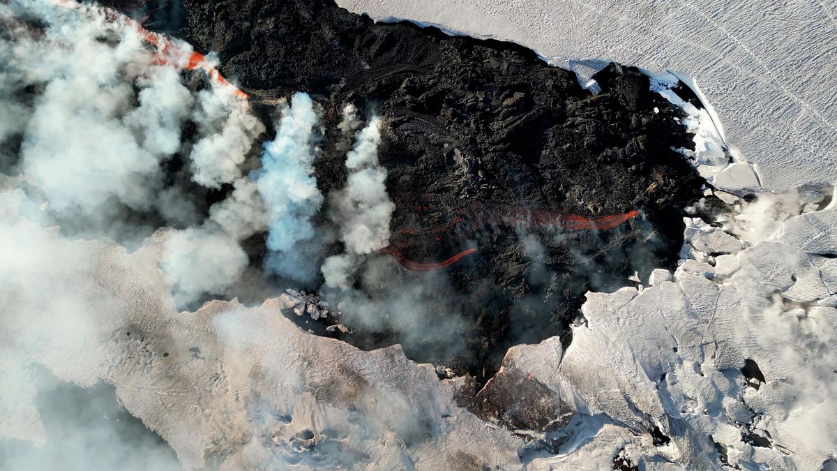La lava fluye sobre la nieve en el volcán Etna