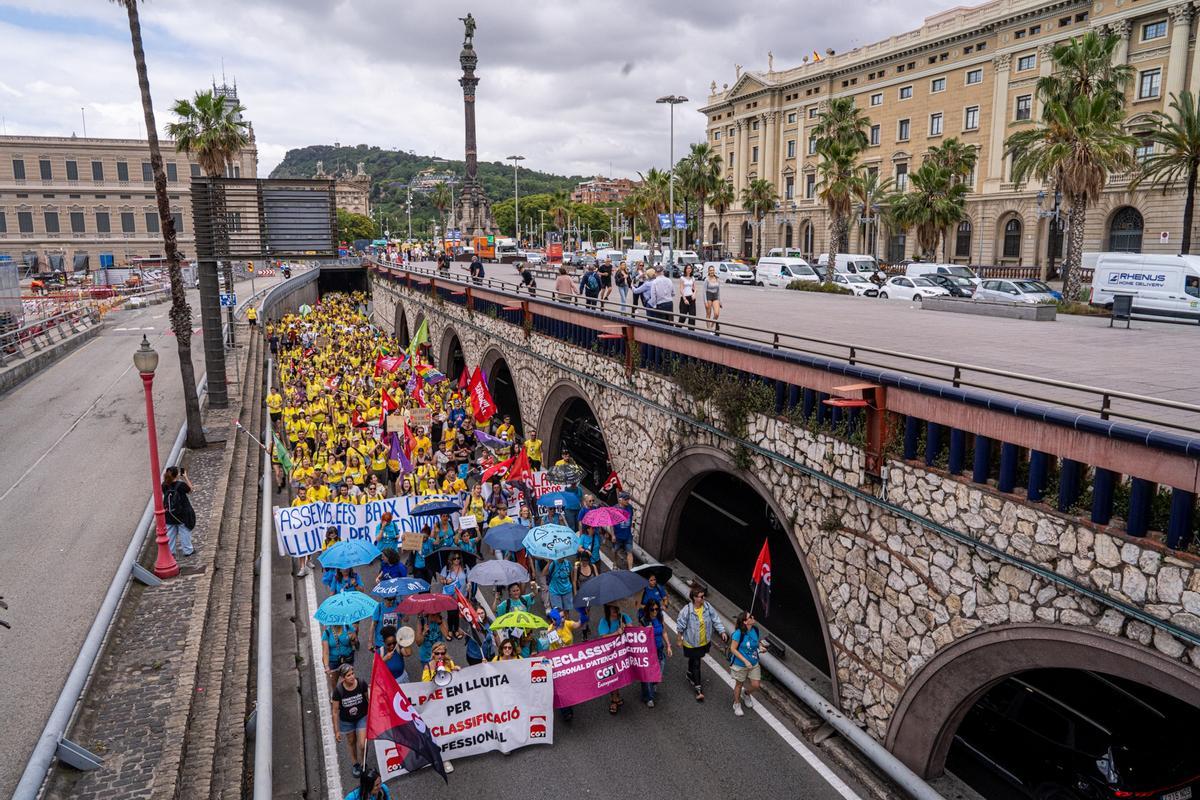 Los docentes bloquean la Ronda Litoral durante una jornada de protestas