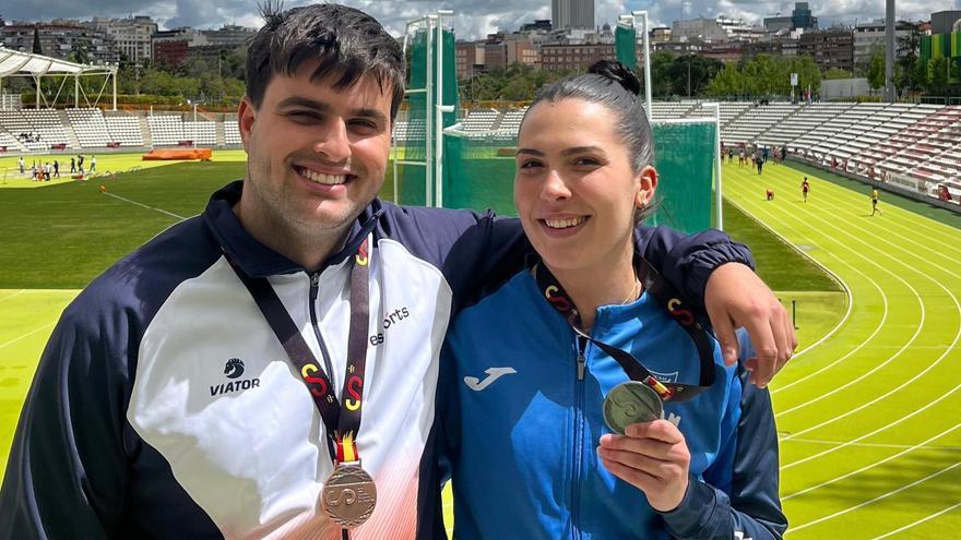 Óscar Gimeno y Gema Martí exhiben las medallas nacionales universitarias