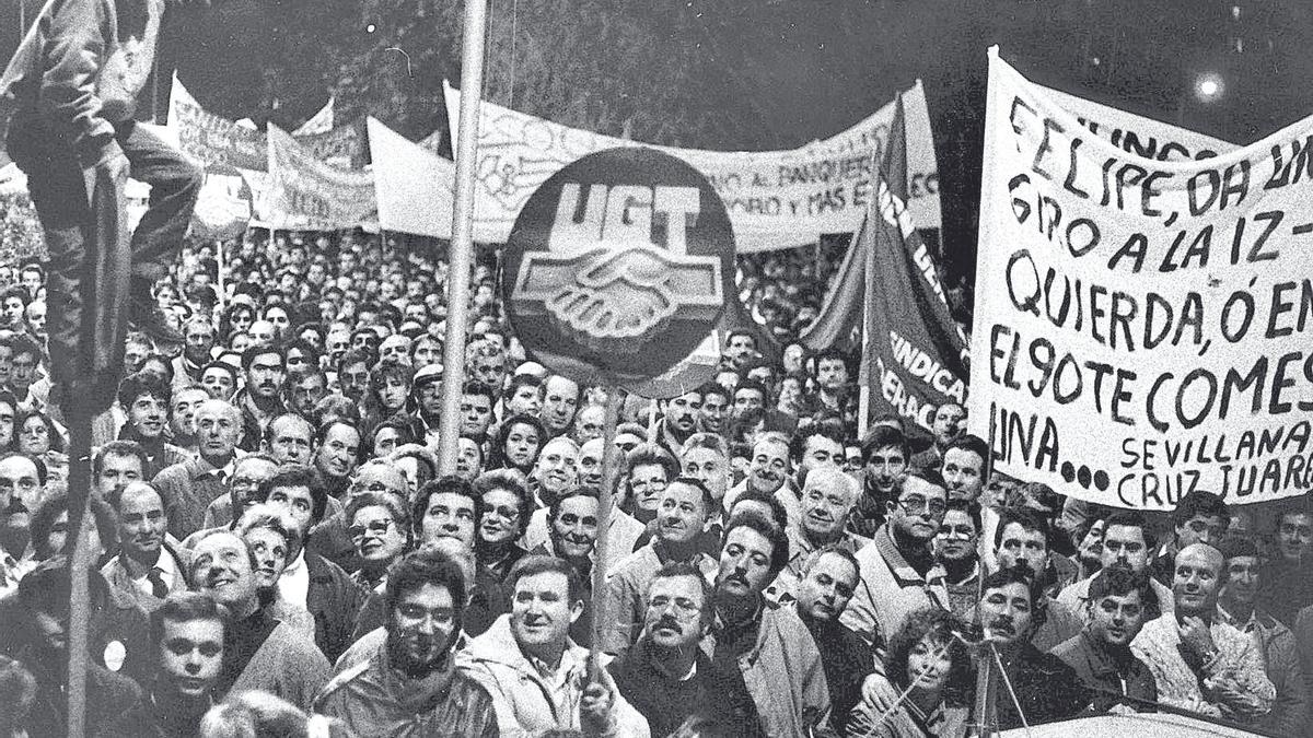 Manifestación con motivo de la huelga frente a lo que era por aquel entonces el Gobierno Civil.